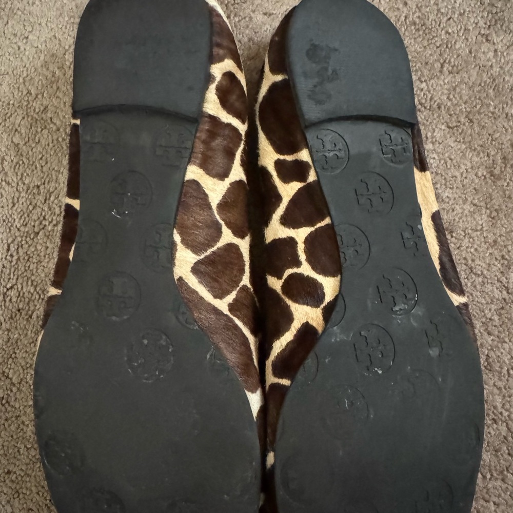 Tory Burch Brown and Cream Giraffe-Print Leather Ballet Flats with Gold Logo - Picture 6 of 6